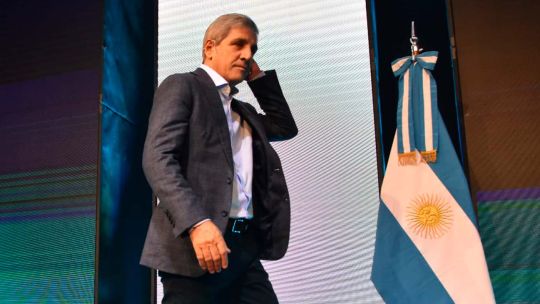 aun-con-el-aval-de-fitch-al-plan-economico,-luis-caputo-resiste-la-presion-de-inversores-y-no-saldra-al-mercado-internacional