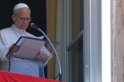 respeta-la-tradicion,-juega-al-tenis-y-se-peleo-con-trump:-que-se-sabe-sobre-el-papa-leon-xiv-a-un-ano-de-su-eleccion