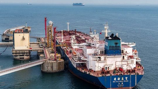 el-petroleo-cede-hacia-los-100-dolares-por-la-expectativa-de-un-acuerdo-entre-estados-unidos-e-iran