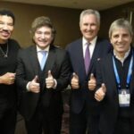 javier-milei-poso-con-lionel-richie-en-los-angeles