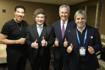 javier-milei-poso-con-lionel-richie-en-los-angeles