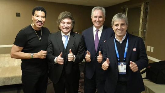 javier-milei-poso-con-lionel-richie-en-los-angeles