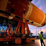 artemis-iii:-la-nasa-empezo-el-ensamblaje-del-cohete-sls-para-la-mision-que-se-lanzara-en-2027