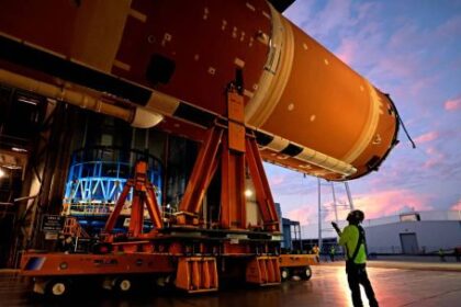 artemis-iii:-la-nasa-empezo-el-ensamblaje-del-cohete-sls-para-la-mision-que-se-lanzara-en-2027