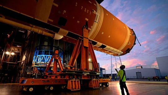 artemis-iii:-la-nasa-empezo-el-ensamblaje-del-cohete-sls-para-la-mision-que-se-lanzara-en-2027