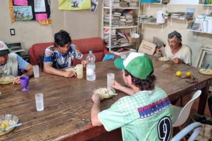 “nadie-se-va-con-la-panza-vacia,-a-veces-vienen-familias-enteras”:-voluntarias-alertan-por-el-aumento-de-personas-que-buscan-alimento-en-comedores