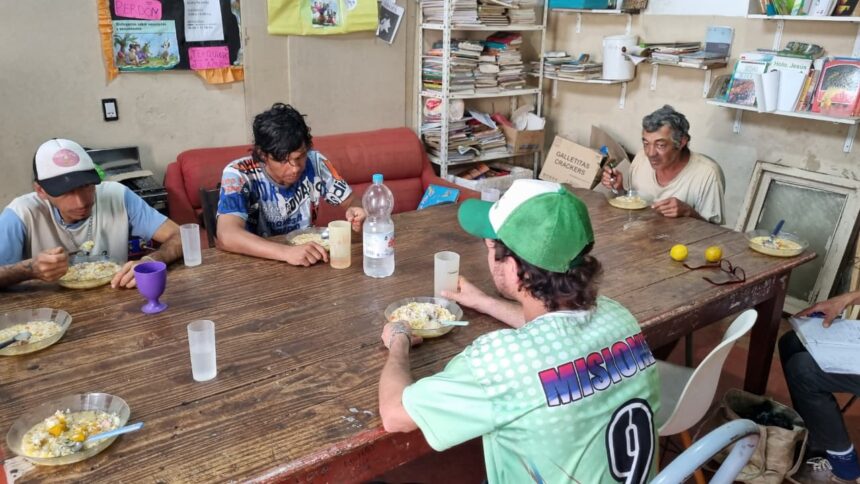 “nadie-se-va-con-la-panza-vacia,-a-veces-vienen-familias-enteras”:-voluntarias-alertan-por-el-aumento-de-personas-que-buscan-alimento-en-comedores
