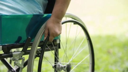 cobra-$345-mil-de-una-pension-por-discapacidad-y-trabaja-8-horas-en-su-handbike:-“ya-al-vernos-nos-juzgan”