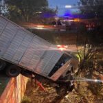 un-camion-quedo-colgando-tras-un-choque-en-la-autopista-cordoba-rosario