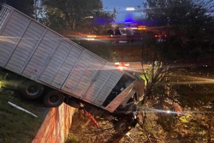 un-camion-quedo-colgando-tras-un-choque-en-la-autopista-cordoba-rosario