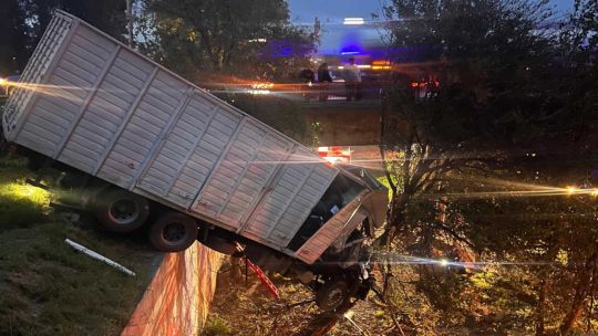 un-camion-quedo-colgando-tras-un-choque-en-la-autopista-cordoba-rosario