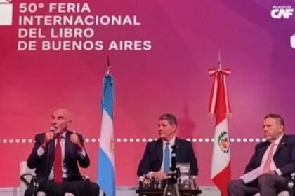 “malvinas-esta-en-el-corazon-de-los-argentinos”:-presentaron-un-libro-con-relatos-de-heroes