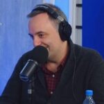 manuel-adorni-dijo-que-la-cascada-es-parte-de-su-intimidad,-prometio-varios-libros-e-incomodo-a-una-persona-que-trabaja-en-television
