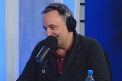 manuel-adorni-dijo-que-la-cascada-es-parte-de-su-intimidad,-prometio-varios-libros-e-incomodo-a-una-persona-que-trabaja-en-television