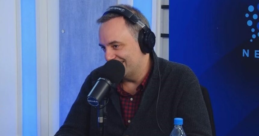 manuel-adorni-dijo-que-la-cascada-es-parte-de-su-intimidad,-prometio-varios-libros-e-incomodo-a-una-persona-que-trabaja-en-television