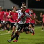 epico-triunfo-de-river-ante-carabobo-por-la-copa-sudamericana:-fallo-un-penal,-le-empataron-con-10,-echaron-a-beltran,-atajo-vina-y-salas,-el-heroe-en-la-ultima-jugada 