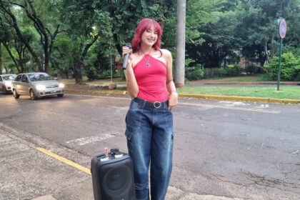 la-historia-de-kasia,-la-joven-que-se-volvio-viral-cantando-en-las-calles-de-posadas:-“mi-sueno-no-iba-a-venir-si-yo-no-salia-a-buscarlo”