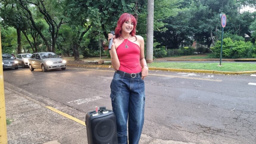 la-historia-de-kasia,-la-joven-que-se-volvio-viral-cantando-en-las-calles-de-posadas:-“mi-sueno-no-iba-a-venir-si-yo-no-salia-a-buscarlo”