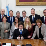 javier-milei-y-sus-medidas,-en-vivo:-el-presidente-reune-hoy-al-gabinete-en-otro-respaldo-a-adorni,-que-vuelve-a-mostrarse-hiperactivo-en-medio-del-escandalo-por-sus-viajes-y-propiedades