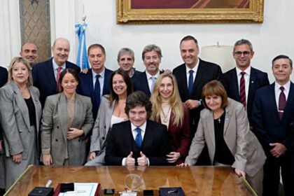 javier-milei-y-sus-medidas,-en-vivo:-el-presidente-reune-hoy-al-gabinete-en-otro-respaldo-a-adorni,-que-vuelve-a-mostrarse-hiperactivo-en-medio-del-escandalo-por-sus-viajes-y-propiedades
