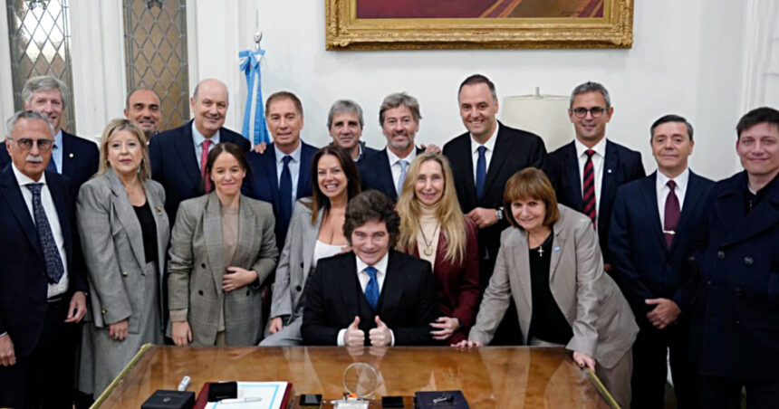 javier-milei-y-sus-medidas,-en-vivo:-el-presidente-reune-hoy-al-gabinete-en-otro-respaldo-a-adorni,-que-vuelve-a-mostrarse-hiperactivo-en-medio-del-escandalo-por-sus-viajes-y-propiedades