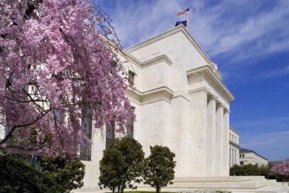 la-guerra-en-medio-oriente-complica-la-meta-de-inflacion-de-la-fed-y-aumenta-la-disidencia-interna