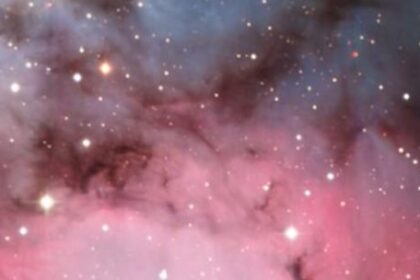 el-hubble-descubrio-un-potente-chorro-de-energia-en-la-nebulosa-trifida