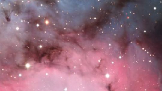 el-hubble-descubrio-un-potente-chorro-de-energia-en-la-nebulosa-trifida
