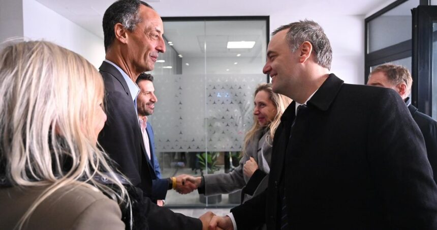 reunion-de-gabinete-y-anuncio:-nuevo-respaldo-de-milei-y-todo-el-gobierno-a-manuel-adorni,-que-no-contesto-preguntas