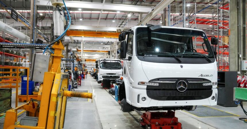 primera-fabrica-de-vehiculos-en-15-anos:-mercedes-benz-inauguro-en-zarate-su-planta-de-camiones-y-buses