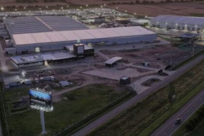 con-una-inversion-de-us$-110-millones,-mercedes-benz-inauguro-en-zarate-su-nueva-planta-de-camiones-y-buses