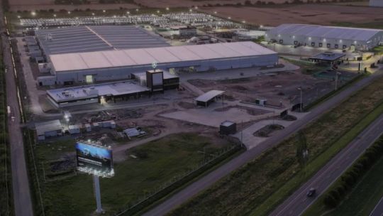 con-una-inversion-de-us$-110-millones,-mercedes-benz-inauguro-en-zarate-su-nueva-planta-de-camiones-y-buses