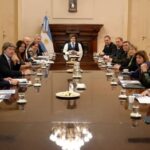 milei-reunio-al-gabinete-para-respaldar-a-manuel-adorni-y-avanzar-con-el-plan-de-reformas:-fijo-nuevos-recortes-para-fines-de-mayo