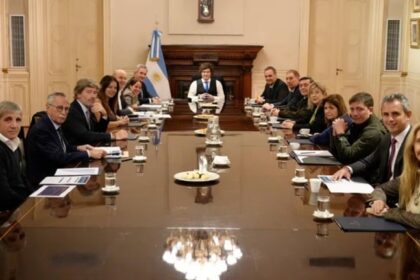 milei-reunio-al-gabinete-para-respaldar-a-manuel-adorni-y-avanzar-con-el-plan-de-reformas:-fijo-nuevos-recortes-para-fines-de-mayo
