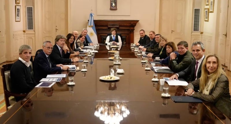 milei-reunio-al-gabinete-para-respaldar-a-manuel-adorni-y-avanzar-con-el-plan-de-reformas:-fijo-nuevos-recortes-para-fines-de-mayo
