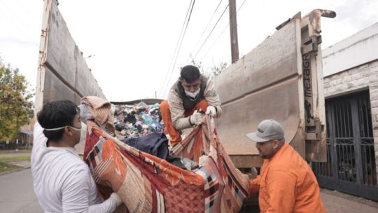 record-de-basura:-retiran-38-toneladas-de-residuos-de-una-casa-en-alto-alberdi