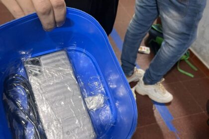 intento-ingresar-cocaina-y-un-celular-ocultos-en-un-recipiente-con-comida-para-un-detenido-y-termino-demorado-en-posadas 