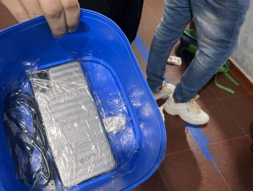 intento-ingresar-cocaina-y-un-celular-ocultos-en-un-recipiente-con-comida-para-un-detenido-y-termino-demorado-en-posadas 