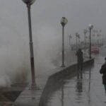 violento-temporal-en-la-costa,-con-olas-gigantes-de-7-metros,-inundaciones-y-puertos-cerrados:-los-videos-mas-impactantes