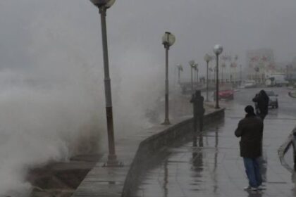 violento-temporal-en-la-costa,-con-olas-gigantes-de-7-metros,-inundaciones-y-puertos-cerrados:-los-videos-mas-impactantes