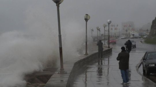 violento-temporal-en-la-costa,-con-olas-gigantes-de-7-metros,-inundaciones-y-puertos-cerrados:-los-videos-mas-impactantes