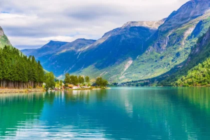 el-costo-oculto-del-salmon:-miles-de-toneladas-de-nitrogeno-y-carbono-amenazan-los-fiordos-de-noruega