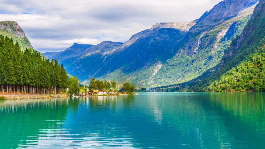 el-costo-oculto-del-salmon:-miles-de-toneladas-de-nitrogeno-y-carbono-amenazan-los-fiordos-de-noruega