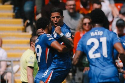 video-|-enzo-fernandez-froto-la-lampara:-golazo-de-tiro-libre-para-el-empate-del-chelsea-ante-liverpool