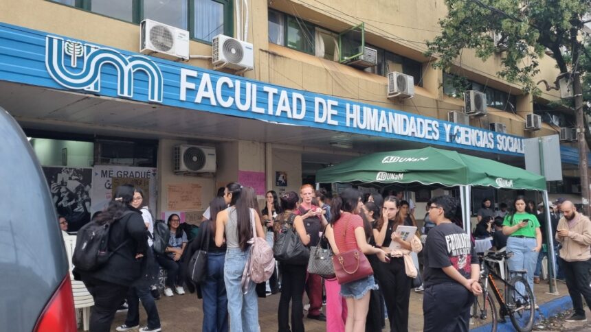 la-unam-se-une-a-la-marcha-federal:-exigen-recuperar-al-menos-el-presupuesto-de-2023-y-salarios-dignos-para-docentes