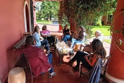 turismo-cultural-para-+40:-lanzan-un-programa-que-combina-viajes,-mentorias-y-escritura-de-libros