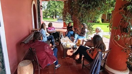turismo-cultural-para-+40:-lanzan-un-programa-que-combina-viajes,-mentorias-y-escritura-de-libros