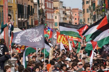 la-bienal-de-venecia-abre-al-publico-con-protestas-y-debates-sobre-el-arte-y-la-politica