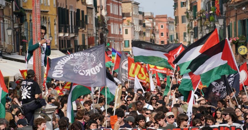 la-bienal-de-venecia-abre-al-publico-con-protestas-y-debates-sobre-el-arte-y-la-politica