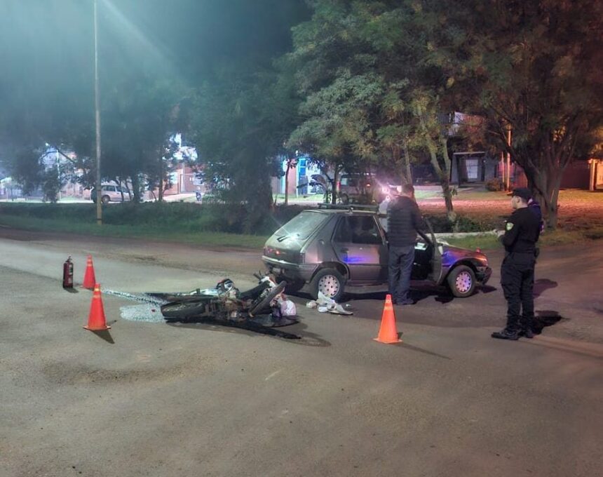 dos-mujeres-resultaron-lesionadas-en-un-choque-entre-un-automovil-y-una-moto-en-jardin-america